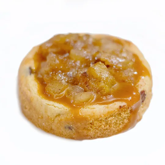 Apple Pie Cookie Tart – keksipohjainen torttu, täytteenä omenaa ja kinuskia