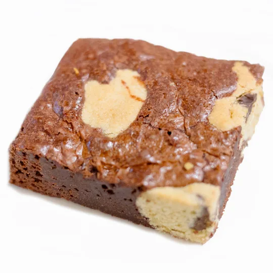 Brookie – brownie, jonka sisällä on suklaahippukeksitaikinaa